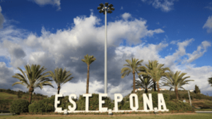 Estepona Schriftzug vor Palmen