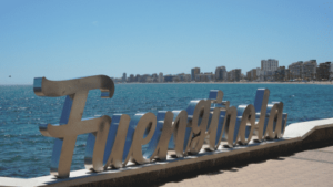 Fuengirola Schriftzug und Skyline